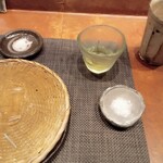 手打ち蕎麦 たがた - 蕎麦②用の昆布水と塩（手前）