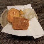 手打ち蕎麦 たがた - 新じゃが、蕎麦、もち米の素揚げ