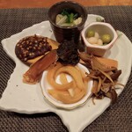 手打ち蕎麦 たがた - 前菜（へしこ、羅臼昆布に焼津鰹節、井川産豆他）