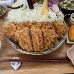 ぽくぽく - 『塩で食べるサクサクとんかつのセット(180g)』(2,800円)野菜多めです。メロンは､サラダにつけ忘れていたようです。この量を完食した元上司に感服です｡