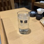華蓮 - ■かめ仕込み 一どんグラス￥850：かめ仕込みだからかな？まろやかさと深みが感じられた。ロックでも飲みやすく、舌に残らないすっきりとした余韻。