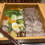 華蓮 - ■鹿児島黒牛・黒豚 味わいせいろ蒸し（前菜２品・肉・野菜・ご飯・汁物・香の物・デザート）￥4,800：まさに絶品。中でも黒牛の旨みは格別で、一口ごとに感動が広がる逸品であった。しゃぶしゃぶではなく“せいろ蒸し”という選択が、素材の持ち味をより一層引き立ててくれたように思う。これほどの味わいを、4,800円という良心的な価格で楽しめたことにも、驚きと満足感に包まれた、至福のひとときであった。