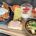 Adomani due - 鶏ささみのクリスピーフリット・生ハムのブルスケッタ・トマト和えカッペリーニ・イカと緑野菜のクスクスなど。