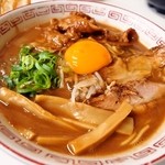 ラーメン東大 - 熟成とんこつ 豚バラ入に生卵を投入！！