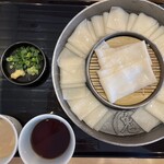 花山うどん 本店 - 舞茸天ぷらとざる二味（醬油つゆ・胡麻つゆ）鬼ひもかわＶｅｒ．（￥980）