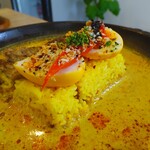Rスリランカ+ - 豚肩ロースのステーキカレー(レギュラー)ご飯少なめ、スパイス煮たまご、２辛