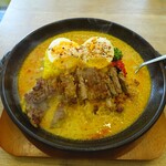 Rスリランカ+ - 豚肩ロースのステーキカレー(レギュラー)、スパイス煮たまご、３辛