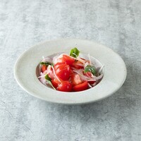 トマトと赤玉ねぎのサラダ