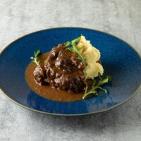あか牛の黒コショウ煮込み"ペポーゾ"とジャガイモのピューレ