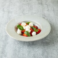 水牛モッツァレラとチェリートマトのカプレーゼ