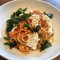 ユニオン スクエア トウキョウ - トマトとモッツァレラチーズのパスタはやわらかい鶏肉がたっぷりと入っていて食べ応え十分！