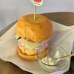 銀座フィッシュバーガー NAGOMI - サーモンのハンバーガー