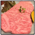 牛新 - チャンピオンという名のお肉。A5の常陸牛のサーロインで、実際にはチャンピオン牛ではなさそうでしたが、見た目通りに肌理細かな肉質で、綺麗に入ったサシは適度な甘味を放ってました。タレ、塩、どちらでもイケます。