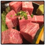 牛新 - 角ヒレ。どまんなか(シャトーブリアン)と味も肉質も大差無いと思いますが、今回の個体はやや臭みが。。個体識別番号からトレースしたところ、1ヶ月以上前に屠殺された個体でした。なんとなく納得。十分美味しかったですけどね。