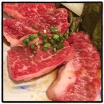 牛新 - 並のカルビ。前回までは個人的No.1メニューでしたが、今回は硬くほのかに血生臭さが感じられる残念なお肉でした。