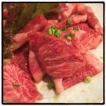 牛新 - 中落ちカルビ。この店の正肉で一番安いメニューですし、見た目もイマイチですが、とても柔らかく、旨味も濃厚で、適度なサシの甘味もあり、タレとの相性も抜群の、ご飯にピッタリの絶品でした。本日のNo.1です