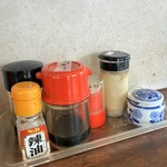 とんちゃんらーめん - 卓上マストアイテム。