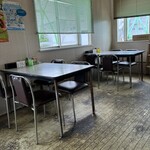 とんちゃんらーめん - テーブル席。