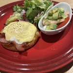 むさしの森珈琲 - エッグベネディクト&海老アボカドサラダ