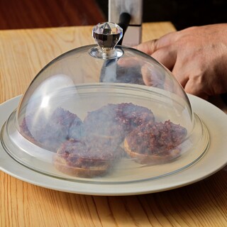 榊山牛の生ハムとトリュフで作った燻製ブルスケッタ
