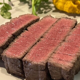 飛騨高山から直送される飛騨牛の炭焼きを主にワインに合う肉料理