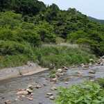 ハレルヤピザ - お店の裏には鈴張川