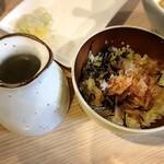 拉麺大公 - 【限定】もち姫太麺の釜玉風混ぜそば(ワサビ飯付き)、ワサビ飯と〆の出汁(茶漬け用)