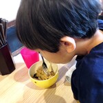 拉麺大公 - ガツガツ食べる我が子