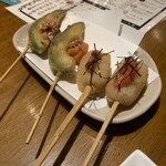 串揚げとワイン はち - スモークサーモンとアボガド税込250円と担当してくれている女性のおすすめでもち明太税込200円