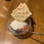 串揚げとワイン はち - クリームチーズのムースとクラッカー