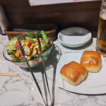 神楽坂 y cucina - 朝摘み三浦野菜のサラダ + パン（お通し）