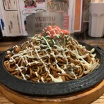 まるしょう - ソース焼きそば 特盛、シーフードトッピング、マヨダブル