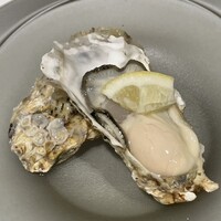 生牡蠣　生レモン添え