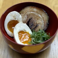 煮玉子付き　琉球長寿豚の厚切り柔らかチャーシュー