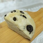 ポンパドウル - 料理写真:もちもちフォカッチャ・オリーブ248円（税込）