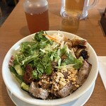 サイゴン - たっぷり野菜の上にクラッシュピーナッツ少し甘いソース（左上）と混ぜて食べる