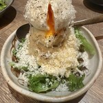 炭火焼と酒 かるぼ - オーナー思い入れの、いぶりがっこのポテトサラダ