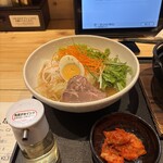久太屋 - ■濃香テールスープ　冷麺（小）￥660：スープは、コク深くまろやか。肉の旨味がしっかりと溶け込み、冷たいスープながらも濃厚な味わいであった。のど越しの良い麺は、スープとの絡みもよく、食感も心地よかった。トッピングは、シャキシャキ野菜、ゆで卵とローストビーフかな？