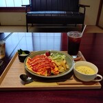Cafe ぶんぶん - 料理写真:オムライスプレートとアイスコーヒー（1200円と500円）
