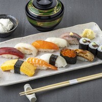 平日限定　うしお（にぎり10貫、巻物半本、お椀、小鉢付）