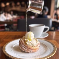 ザ・ガーデンオリエンタル・大阪 - フレンチクルーラー リコッタジェラート(700円)
                    コーヒー(600円)
                    (セットでお会計1,210円 価格詳細は不明)
