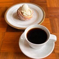 ザ・ガーデンオリエンタル・大阪 - フレンチクルーラー リコッタジェラート(700円)
                    コーヒー(600円)
                    (セットでお会計1,210円 価格詳細は不明)