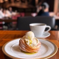 ザ・ガーデンオリエンタル・大阪 - フレンチクルーラー リコッタジェラート(700円)
                    コーヒー(600円)
                    (セットでお会計1,210円 価格詳細は不明)