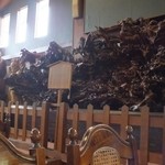 トレジャークルーズ - 洋風の店構えとは裏腹に、店内には仏教美術みたいなんが飾られオリエンタルな雰囲気の一角があります。
