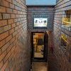 串八本舗 - 地下に延びる階段を下りると、すぐに店舗だ