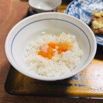 鉢の木 - ご飯途中でつけ合わせの温泉たまご投入