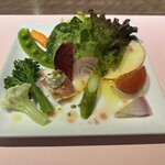 オステリア　デル　タンブーロ - 鴻巣産有機野菜を使った彩サラダ