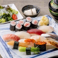 旬のおまかせにぎり（お椀、サラダ、小鉢付）