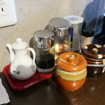 麺酒房 龍安 - 卓上調味料