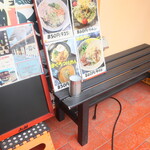 麺酒房 龍安 - 店外の喫煙スペース